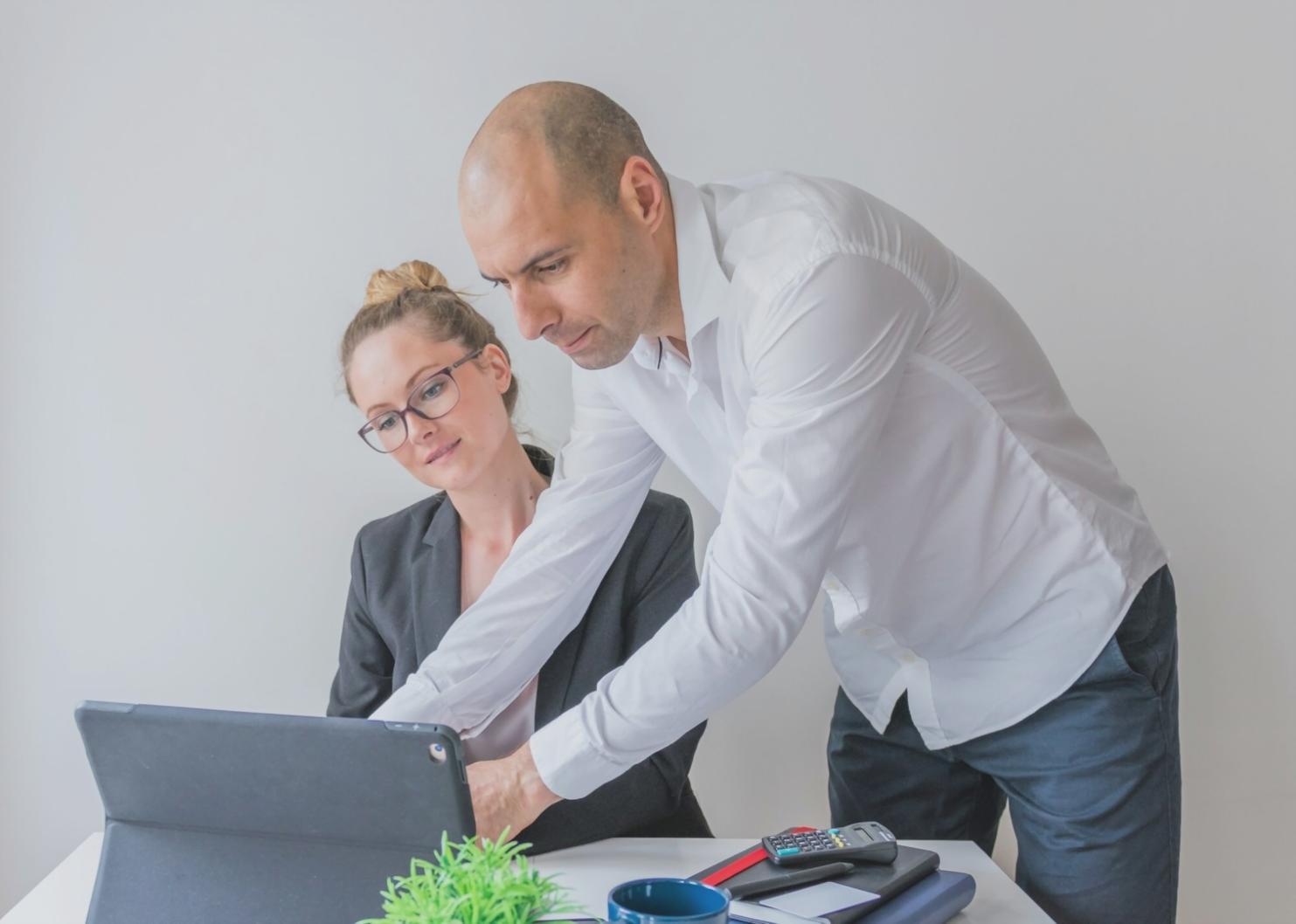 Análisis financiero y modelado de datos en pantalla de ordenador