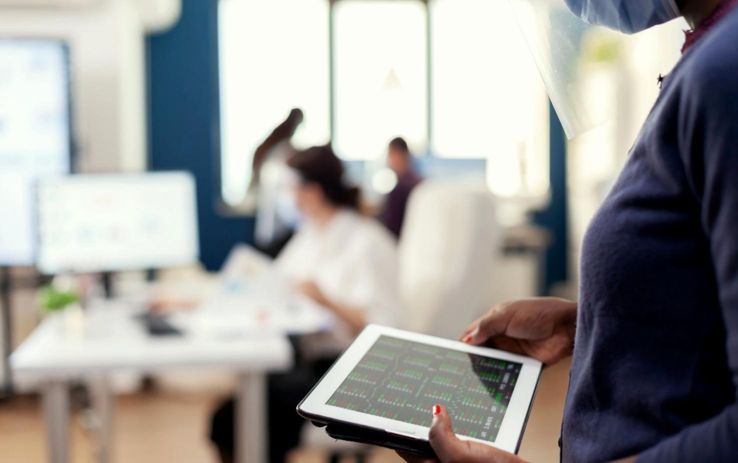 Mesa de trabajo con documentos financieros y calculadora