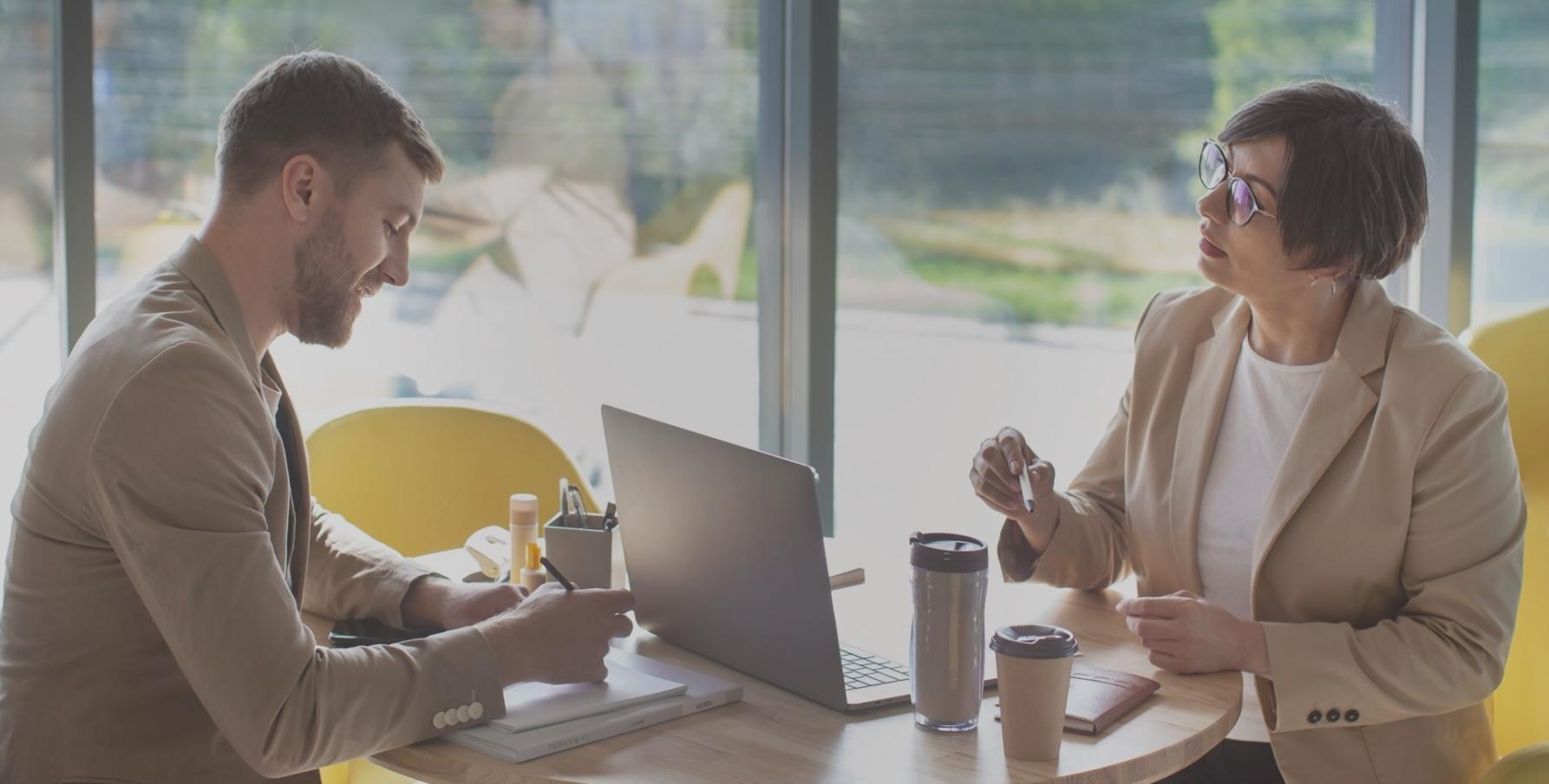 Equipo de glevoraxis trabajando en análisis financiero