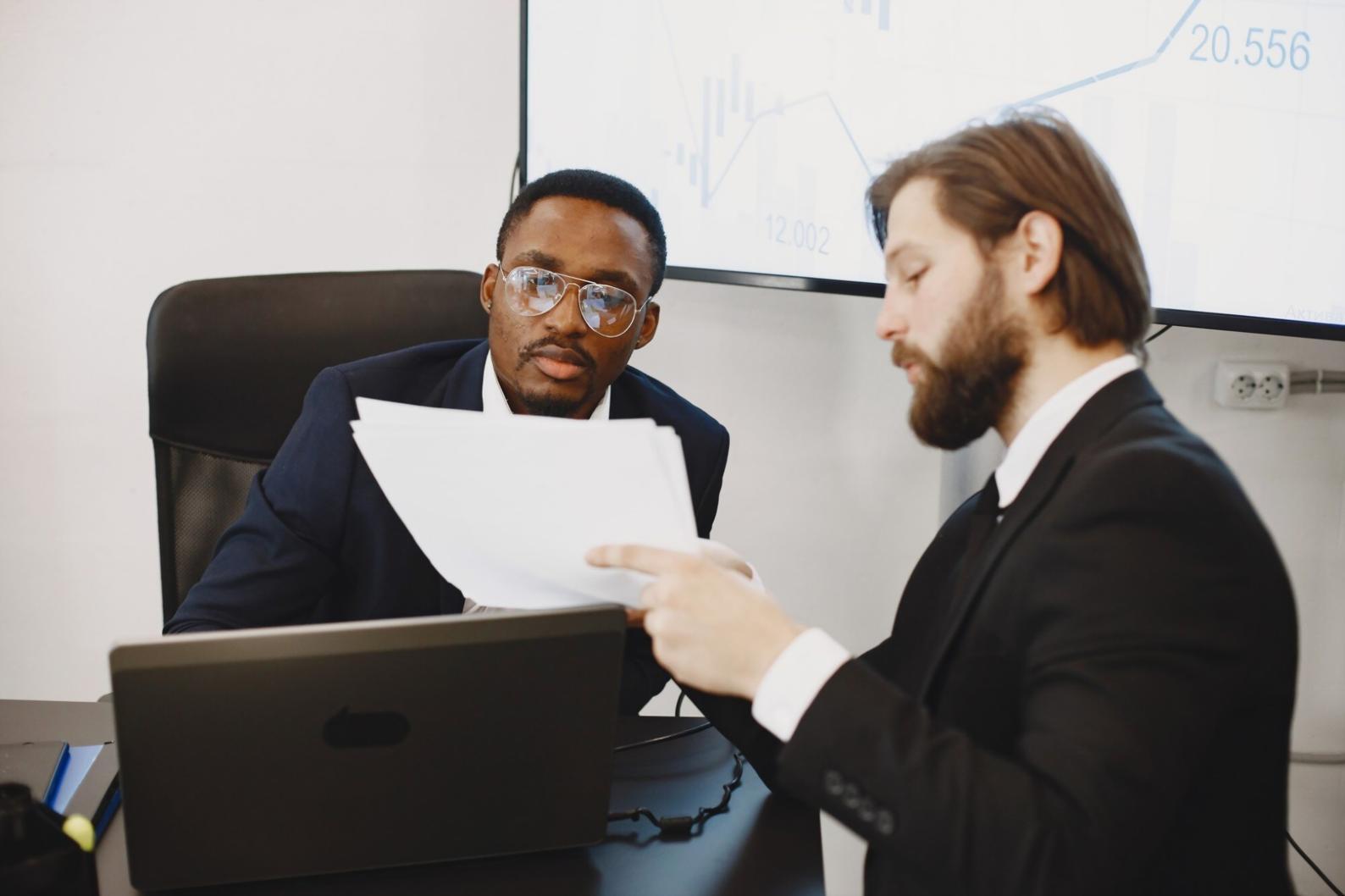 Equipo de profesionales analizando modelos financieros en reunión