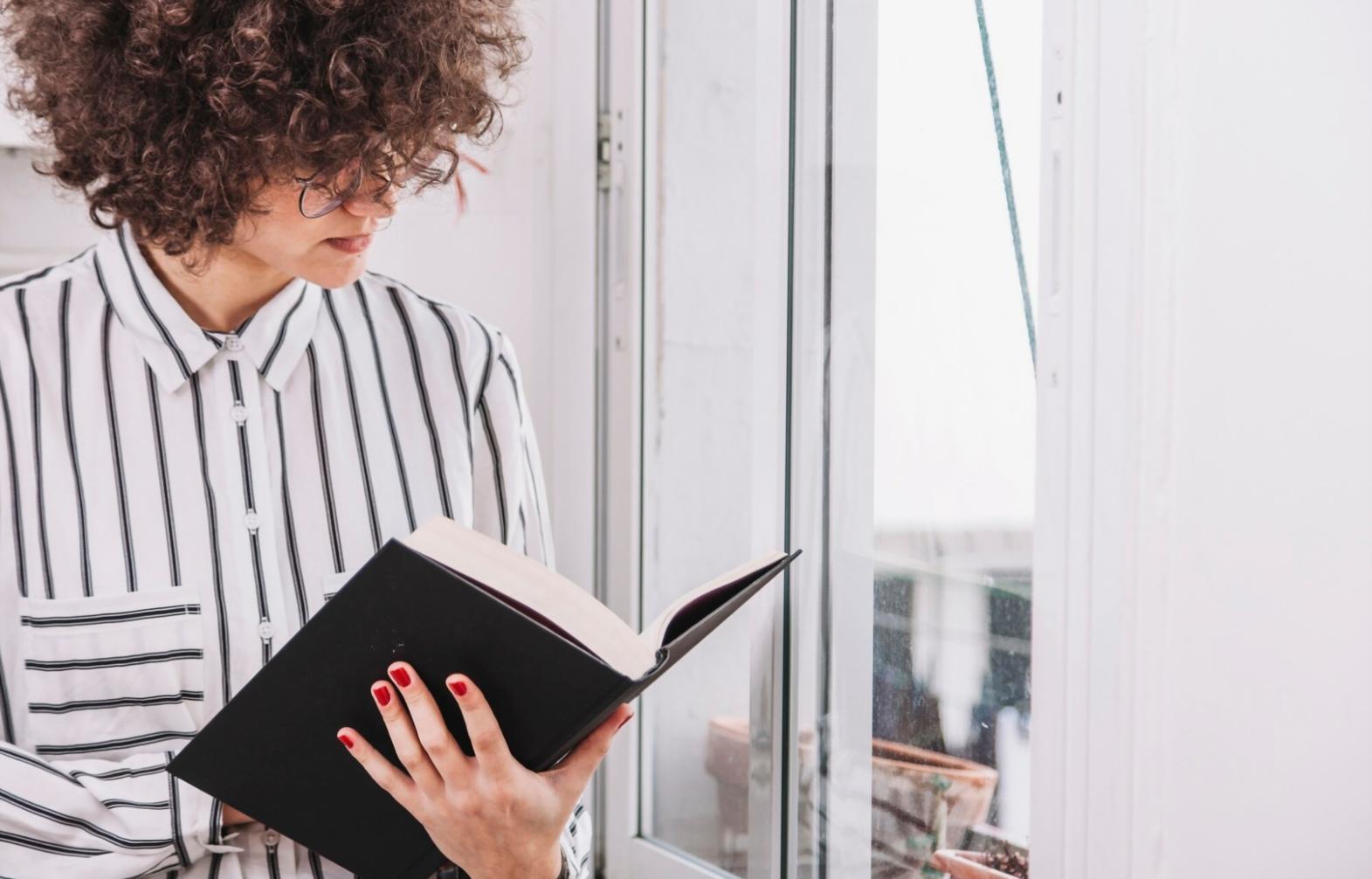 Grupo de profesionales colaborando en análisis financiero con documentos y pantallas compartidas